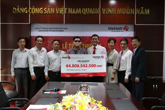 
Vietlott trao giải Jackpot cho người trúng thưởng vào sáng 9-11
