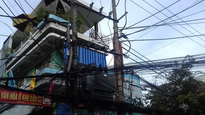 Dây điện, dây cáp chằng chịt, chắn hết nhà dân ở đường Phan Thanh, đối diện Trường ĐH Duy Tân