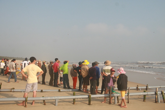 
Người dân ngón chờ thi thể ngư dân mất tích trong một vụ lật thuyền ở tỉnh Quảng Nam
