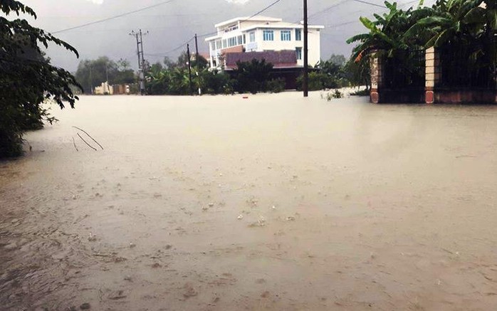 Nước ngập toàn bộ thị trấn Quy Đạt (huyện Minh Hóa)