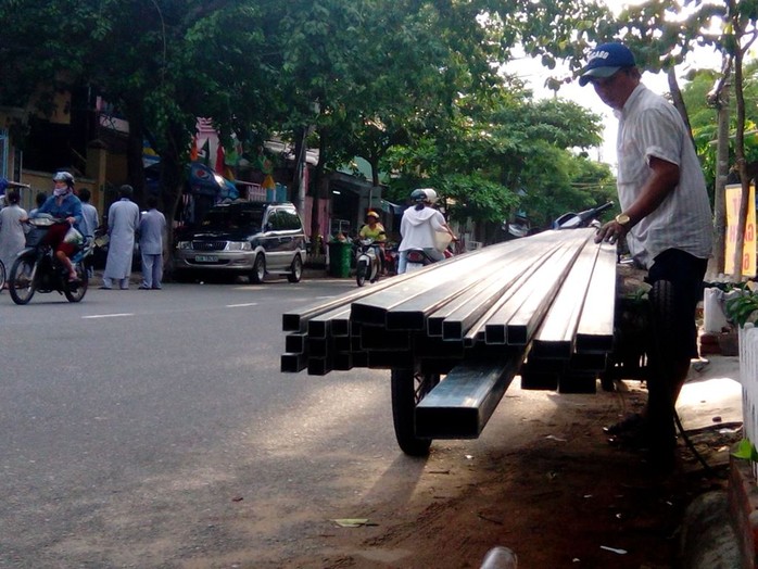 Những thanh thép để trần và cồng kềnh thế này luôn là nguy cơ đối với người đi đường