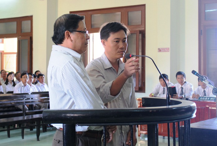 Bị cáo Huỳnh Ngọc Thắng (phải) cho rằng bị cáo Nguyễn Tài (trái) chỉ đạo hợp thức hóa quy chủ sai cho ông Phí Ảnh: KỲ NGUYÊN