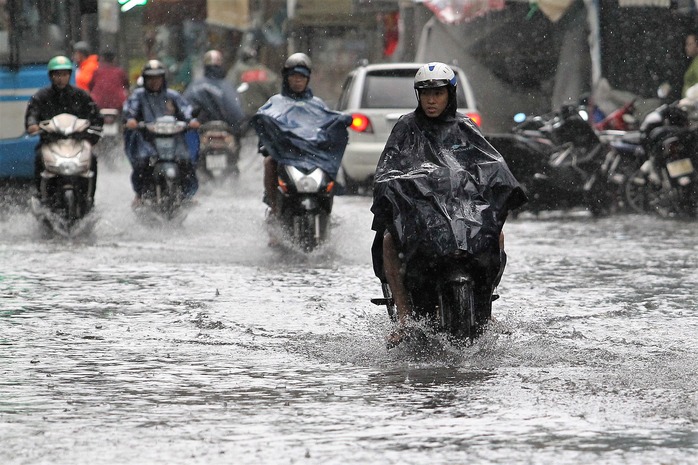 Đội mưa, lội nước thường xuyên có thể khiến hệ miễn dịch suy yếu, tạo cơ hội cho bệnh tật tấn công Ảnh: HOÀNG TRIỀU