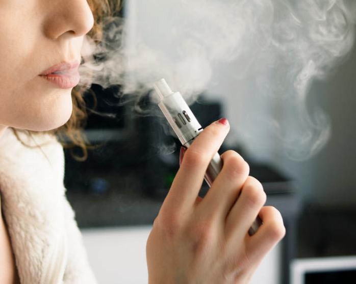Phát hiện mới nêu khả năng thuốc lá điện tử gây hại trong miệng tương đương, hoặc có thể hơn thuốc lá. Ảnh MNT