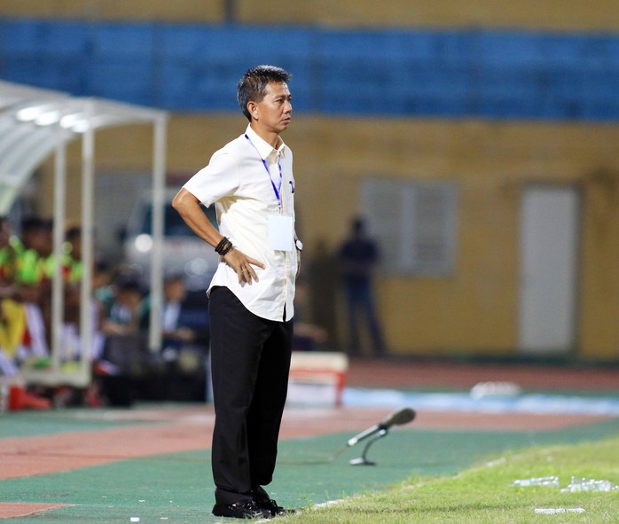 HLV Hoàng Anh Tuấn không chỉ giống HLV Miura ở việc chọn lựa lối chơi mà còn cả cách trao băng đội trưởng