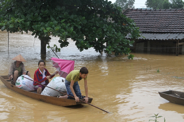 Sáng ngày 16-10 nhiều nhà dân ở huyện Hương Khê vẫn bị nước lũ cô lập.