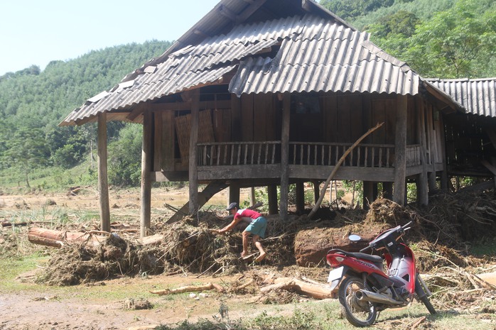 
Người dân tìm kiếm vật dụng, tài sản bị nước lũ cuốn trôi
