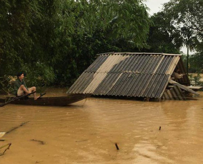 Nhiều nhà dân ở huyện Hương Khê vẫn ngập sâu trong nước.