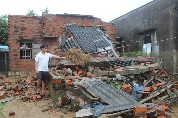 
Anh Nguyễn Quang Nghiệp (ngụ xã Phước Sơn, huyện Tuy Phước) cho biết nhà sập, sách vở của các con bị lũ cuốn trôi nên hơn 1 tháng qua 3 đứa con anh từ 8 đến 10 tuổi không thể đến trường được
