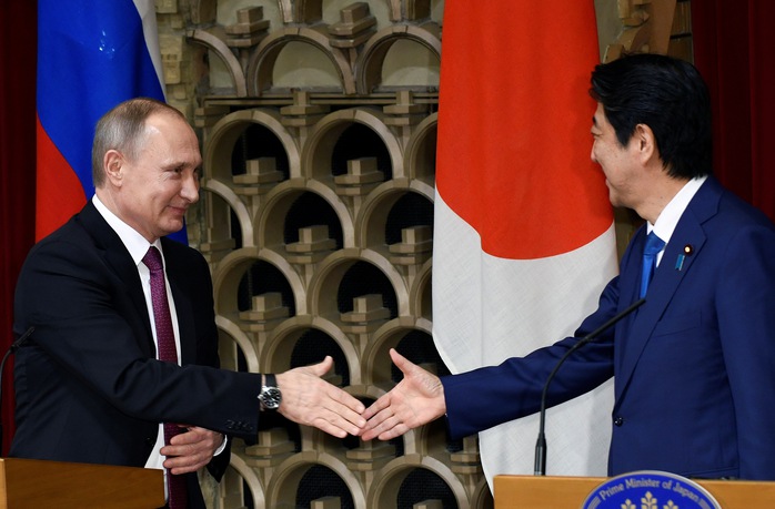 
Tổng thống Nga Vladimir Putin (trái) và Thủ tướng Nhật Bản Shinzo Abe bắt tay sau cuộc họp báo chung tại thủ đô Tokyo - Nhật Bản hôm 16-12. Ảnh: REUTERS

