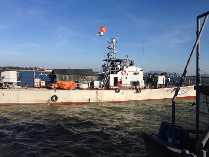 Tàu Cảnh sát biển chở nhu yếu phẩm tiếp tế lực lượng tìm kiếm lên đường