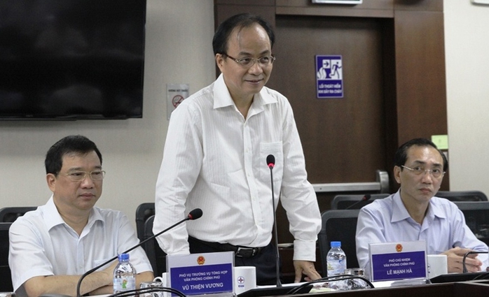 
Phó Chủ nhiệm Văn phòng Chính phủ Lê Mạnh Hà trong buổi kiểm tra tại EVN
