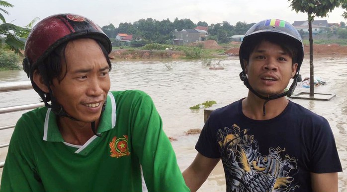 Anh Đạt (phải) và anh Đang, hai người đã lao xuống dòng nước cứu chị Tuyền Ảnh: ĐỖ TRƯỜNG