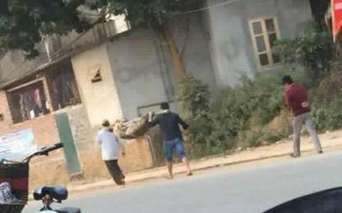 
Hình ảnh 2 người đàn ông khiêng thi thể trên đường ở tỉnh Hoà Bình gây xôn xao dư luận (nguồn: facebook)
