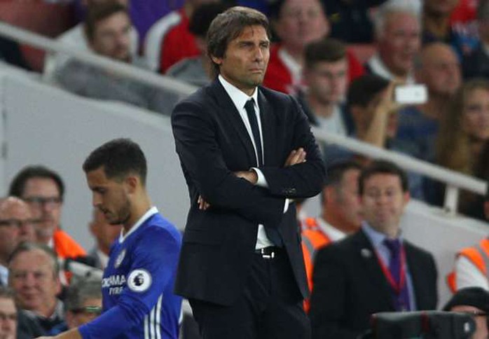 HLV Conte trầm ngâm nhìn Chelsea thua thảm