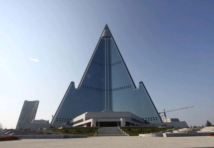 Khách sạn Ryugyong được khởi công vào năm 1987. Ảnh: AP