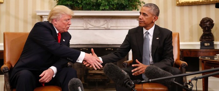 
Nét mặt gượng gạo của ông Trump và ông Obama khi bắt tay. Ảnh: AP
