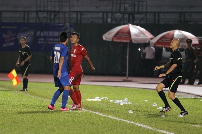 Trận đấu nóng lên vào cuối hiệp hai, sau pha va chạm giữa cầu thủ Nguyễn Xuân Hùng của Than Quảng Ninh và Trịnh Duy Khánh của B.Bình Dương.