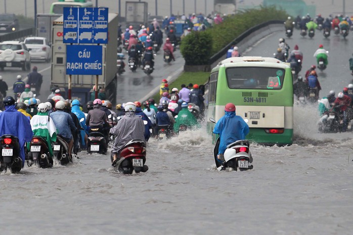 
Mưa to cũng gây ngập nặng dưới chân cầu Rạch Chiếc
