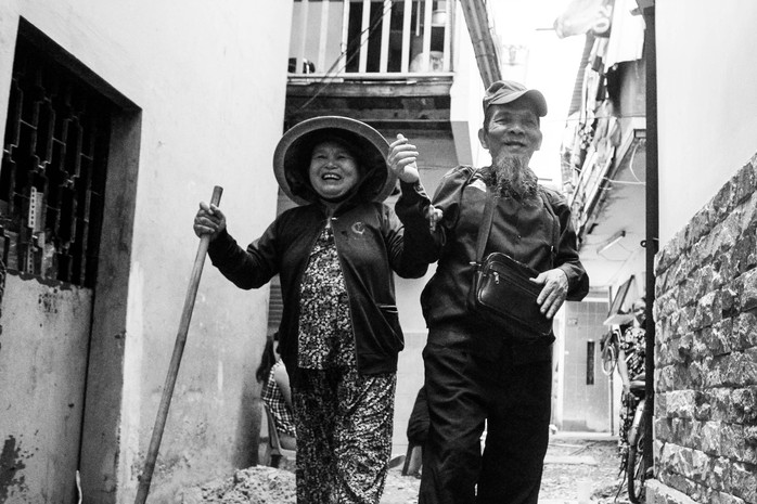 Sau khi ăn cơm xong, những người khỏe sẽ tiếp tục đi bán, những người còn lại thì đi bán lúc 5h chiều. Trong ảnh bà Ba Sen dìu chú Nguyễn Phải (71 tuổi) bị mù đi bán. Mỗi ngày, chú Phải đi bán từ lúc 3h chiều đến khuya mới về nhà