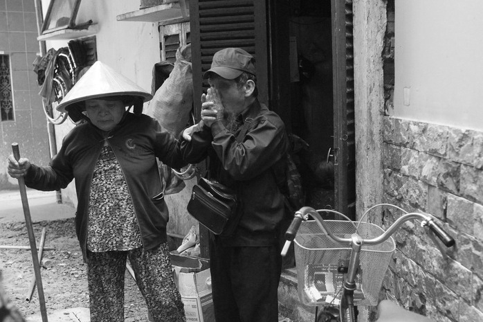 Ngôi nhà số 24/22A Nguyễn Văn Cừ (phường Cầu Kho, quận 1, TP.HCM) từ nhiều năm nay đã trở thành nơi che mưa nắng của một “đại gia đình” những người đồng hương Phú Yên vào Sài Gòn bán vé số chung sống. Có đến đây mới chứng kiến được cuộc sống khó khăn của họ nhưng vẫn đầy ấp tình thương và tiếng cười.