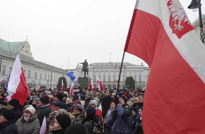 Biểu tình rầm rộ bên ngoài tòa nhà quốc hội ở thủ đô Warsaw của Ba Lan ngày 17-12 Ảnh: AP