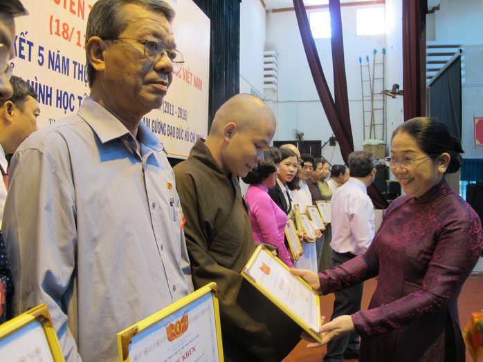 Bà Võ Thị Dung, Phó Bí thư Thành ủy TP HCM, trao bằng khen cho các cá nhân được tuyên dương “Vì sự nghiệp đại đoàn kết dân tộc” 2016 Ảnh: PHẠM DŨNG