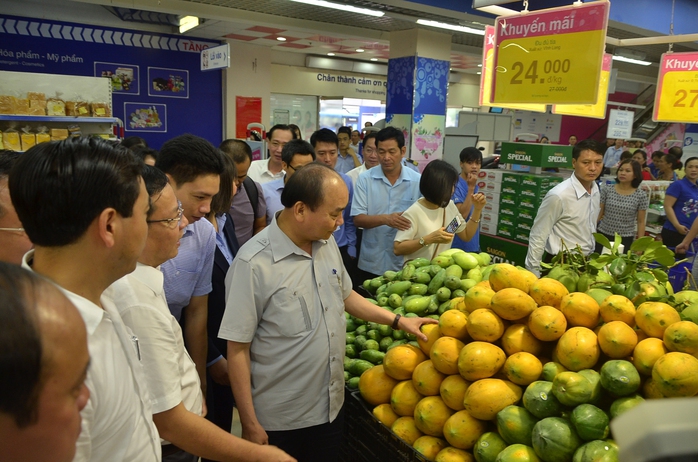 Thủ tướng Nguyễn Xuân Phúc kiểm tra siêu thị Co.opmart ở TP HCM ngày 8-10Ảnh: BẢO NGỌC