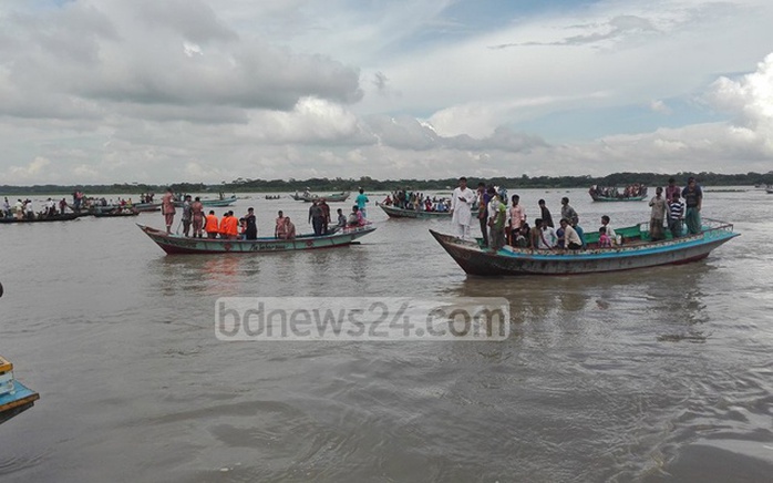 Người dân địa phương tham gia tìm kiếm người gặp nạn. Ảnh: bdnews24