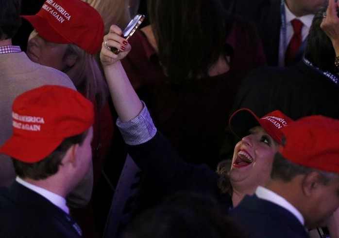 
Người ủng hộ tỉ phú Trump vui mừng. Ảnh: Reuters
