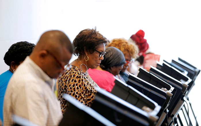 
Cử tri bỏ phiếu sớm tại TP Charlotte, bang Bắc Carolina, hôm 20-10. Ảnh: Reuters
