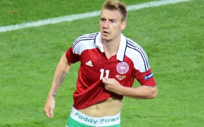 
Bendtner bị UEFA phạt nặng vì lột quần ăn mừng ở Euro 2012
