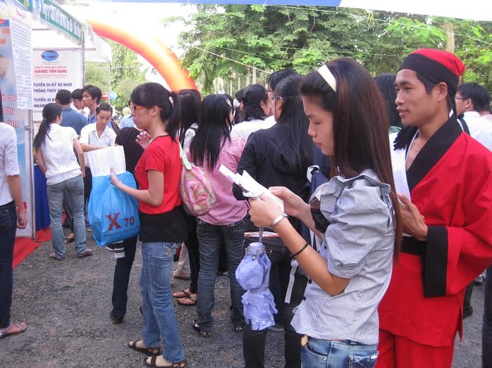 
Người lao động tìm hiểu thông tin về bảo hiểm thất nghiệp tại ngày hội việc làm
