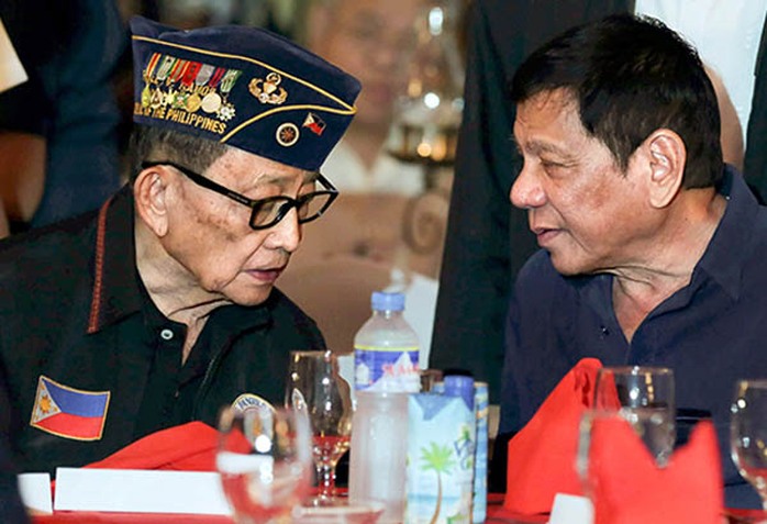 Cựu Tổng thống Fidel Ramos (trái) và Tổng thống Rodrigo Duterte Ảnh: The Philippine Star