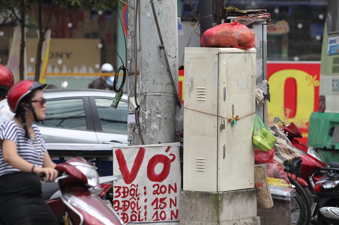 Với nhiều người bốt điện cũng là một nơi lý tưởng để treo biển quảng cáo !