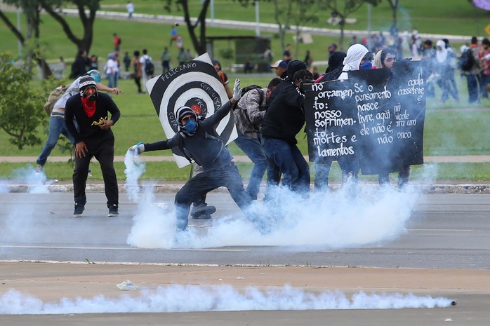 Người biểu tình chống chính phủ đụng độ với cảnh sát chống bạo động bên ngoài quốc hội ở Brasilia hôm 13-12 Ảnh: REUTERS