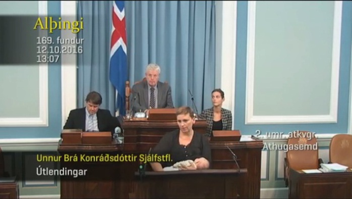 
Nữ nghị sĩ Konráðsdóttir vừa trả lời câu hỏi vừa cho con bú trước Quốc hội. Nguồn: ảnh cắt từ YouTube
