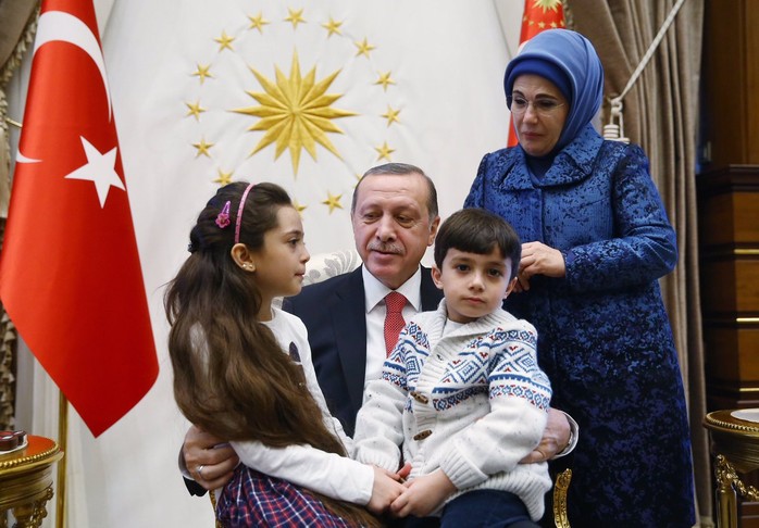 Tổng thống Thổ Nhĩ Kỳ ôm hai chị em bé Bana. Ảnh: Twitter