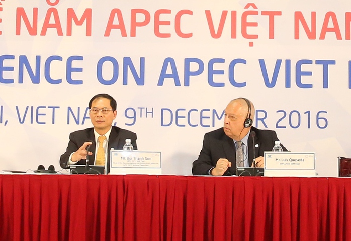 
Thứ trưởng Thường trực Bộ Ngoại giao Bùi Thanh Sơn (trái) và Giám đốc điều hành Ban thư ký APEC quốc tế Allan Bollard đã trả lời câu hỏi về TPP
