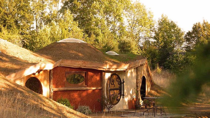 Ngôi nhà Samsaget Hobbit nằm trong một công viên xinh đẹp ở Pháp. Nơi này rất thích hợp với trẻ em đến vui chơi vào dịp cuối tuần với giá 193 bảng Anh/đêm.