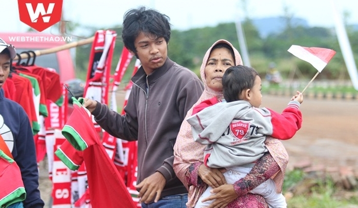 Nhiều gia đình tranh thủ đi từ trong đêm để kịp mang áo, cờ, băng rôn của tuyển Indonesia đến bán cho CĐV