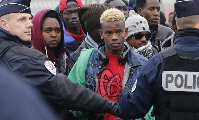 
Người di cư chuẩn bị được chở đi khỏi Calais sáng 24-10. Ảnh: EPA
