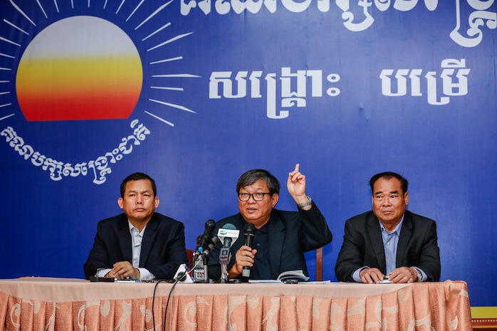 
Người phát ngôn của CNRP Son Chhay phát biểu trong một cuộc họp báo Ảnh: THE CAMBODIA DAILY
