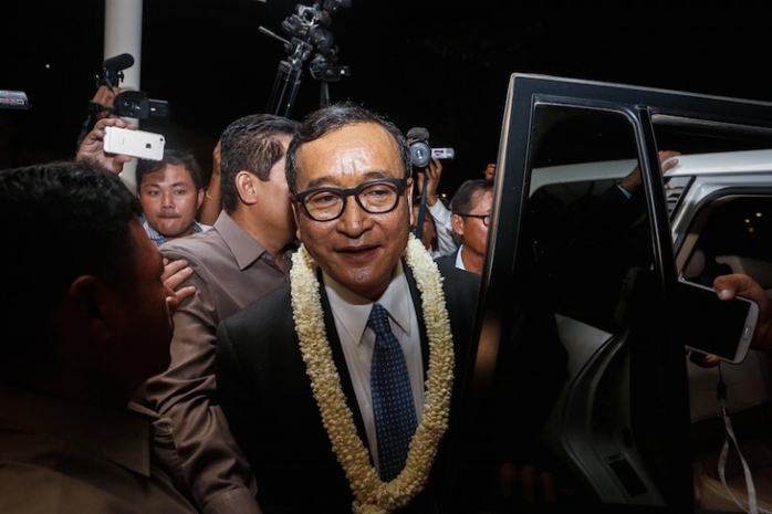 Ông Sam Rainsy tại sân bay Phnom Penh vào tháng 11-2015 Ảnh: THE CAMBODIA DAILY