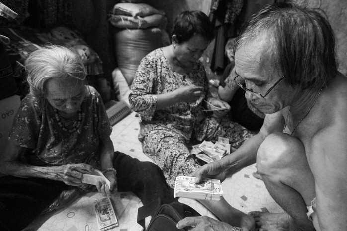 Sau giấc ngủ trưa ngắn ngủi, ông Tiến đến đại lý lấy vé số về chia cho các cụ để chuẩn bị buổi chiều cùng nhau đi bán