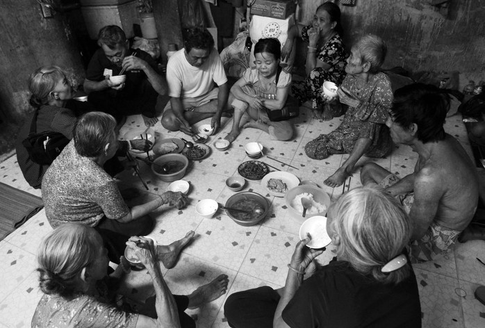 Mọi người quây quần bên nhau cùng ăn cơm, đây cũng là bữa ăn chính trong ngày của cả nhà