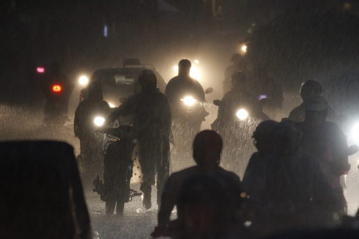 
Nhiều nơi hệ thống điện bị hư hỏng khiến người đi xe phải mò mẫm đi trong mưa kín trời và bóng tối.
