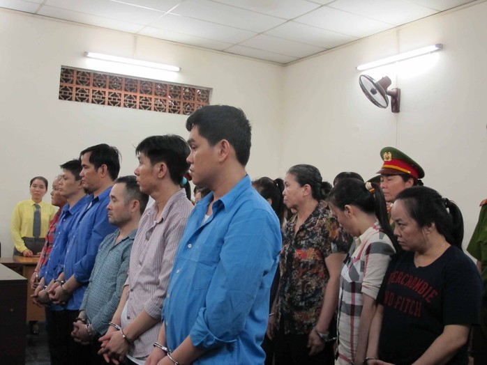 Cao Trí Trung (thứ tư, hàng đầu từ phải sang) cùng các đồng phạm tại phiên xét xử sơ thẩm