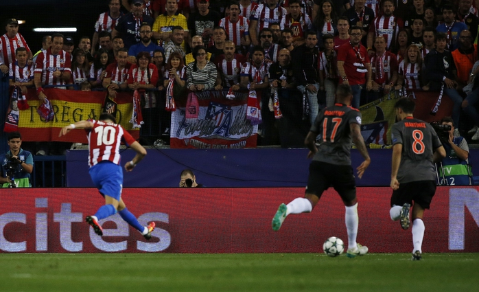 Carrasco mở tỉ số trận đấu với một cú sút hiểm hóc khiến thủ thành Neuer của Bayern Munich hoàn toàn bất lực