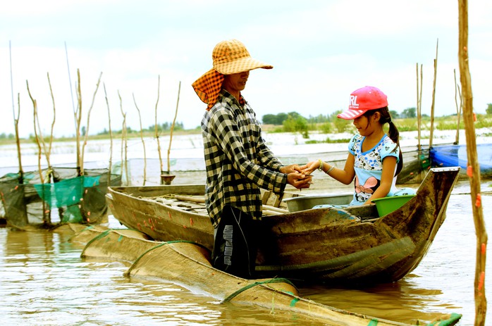 
Cha con anh Nguyễn Văn Tạo ở xã Thường Thới Hậu A chỉ bắt được mớ cua và cá linh sau một buổi thăm dớn.
